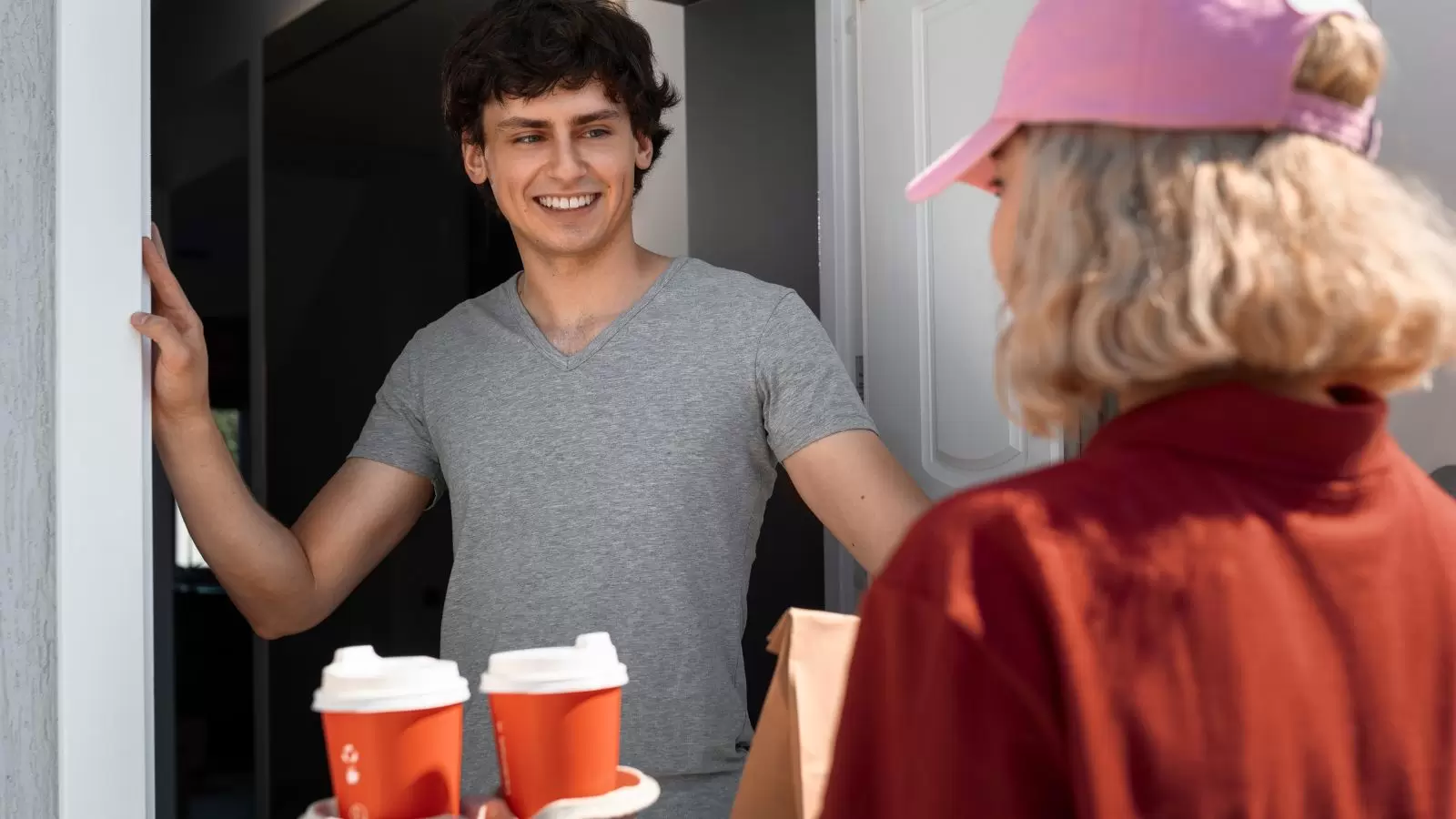Jovem buscando delivery na porta