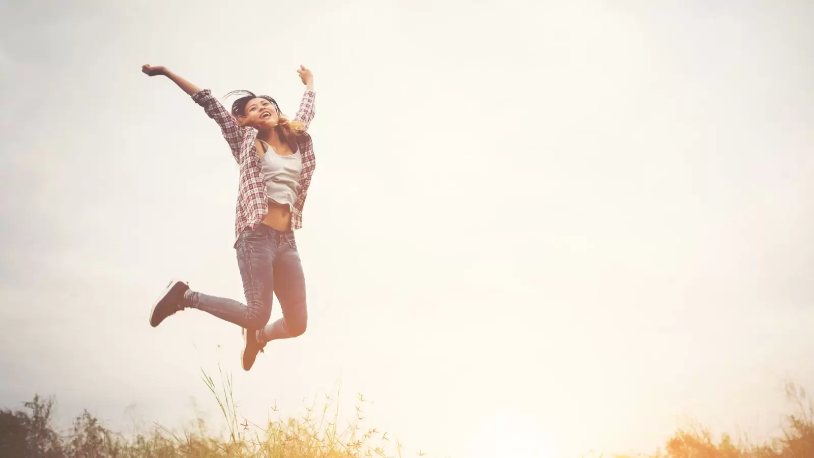 Pessoa pulando de felicidade