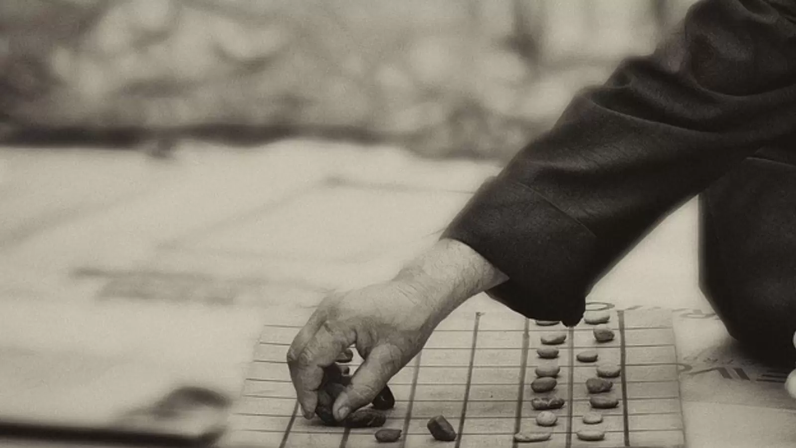 Homem jogando jogo de tabuleiro no chão