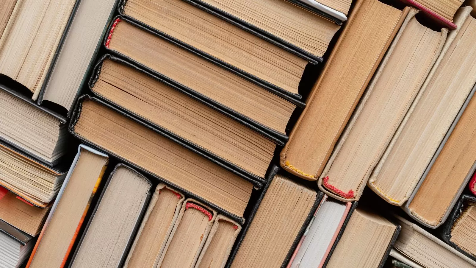 Livros com páginas a mostra