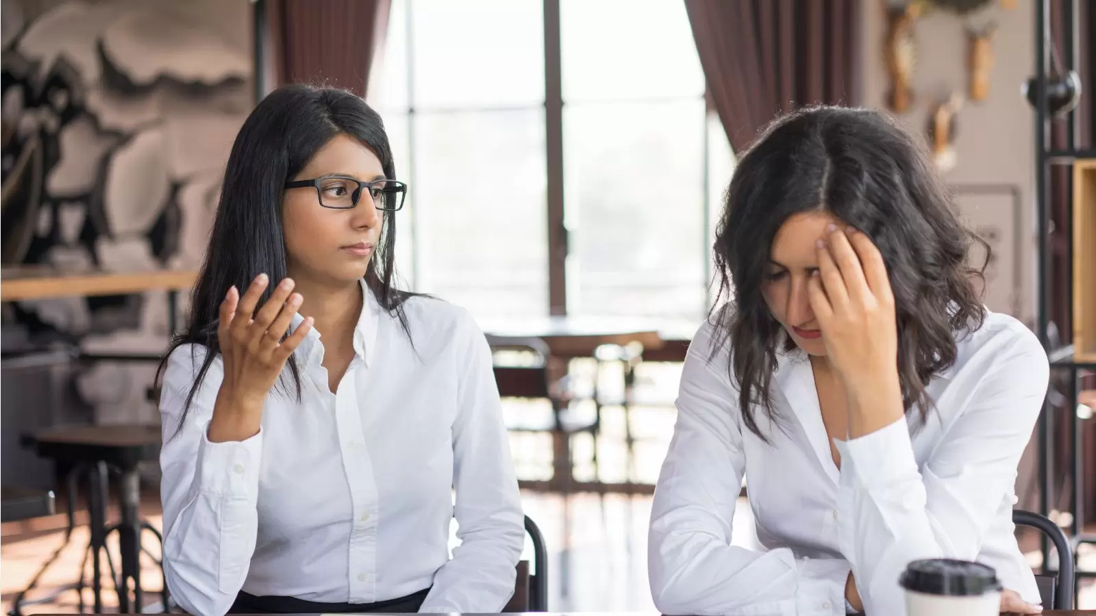 Mulheres conversando no trabalho