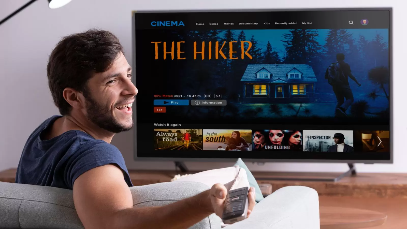 Homem assistindo streaming na televisão