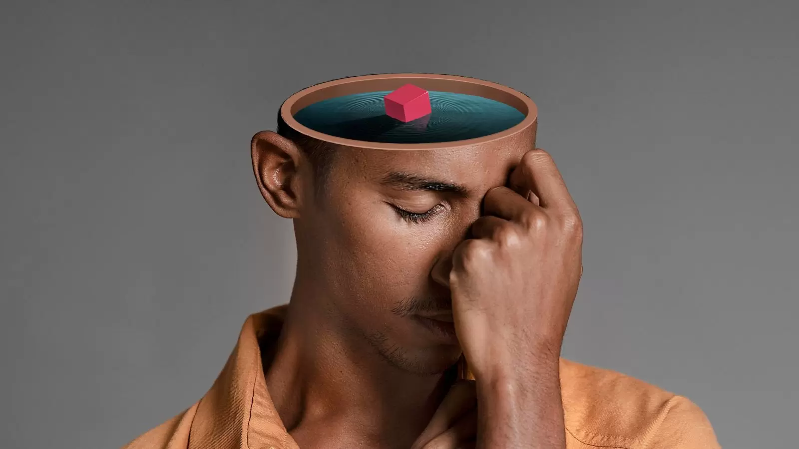 Homem com mão no rosto e lago em cima da cabeça