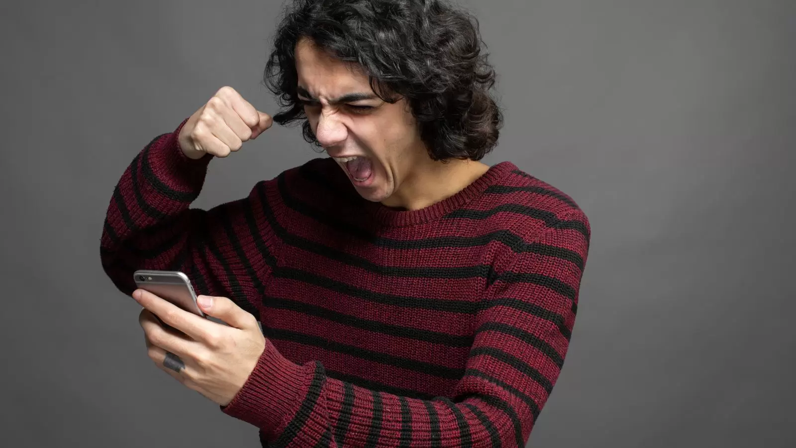 Homem irritado com celular