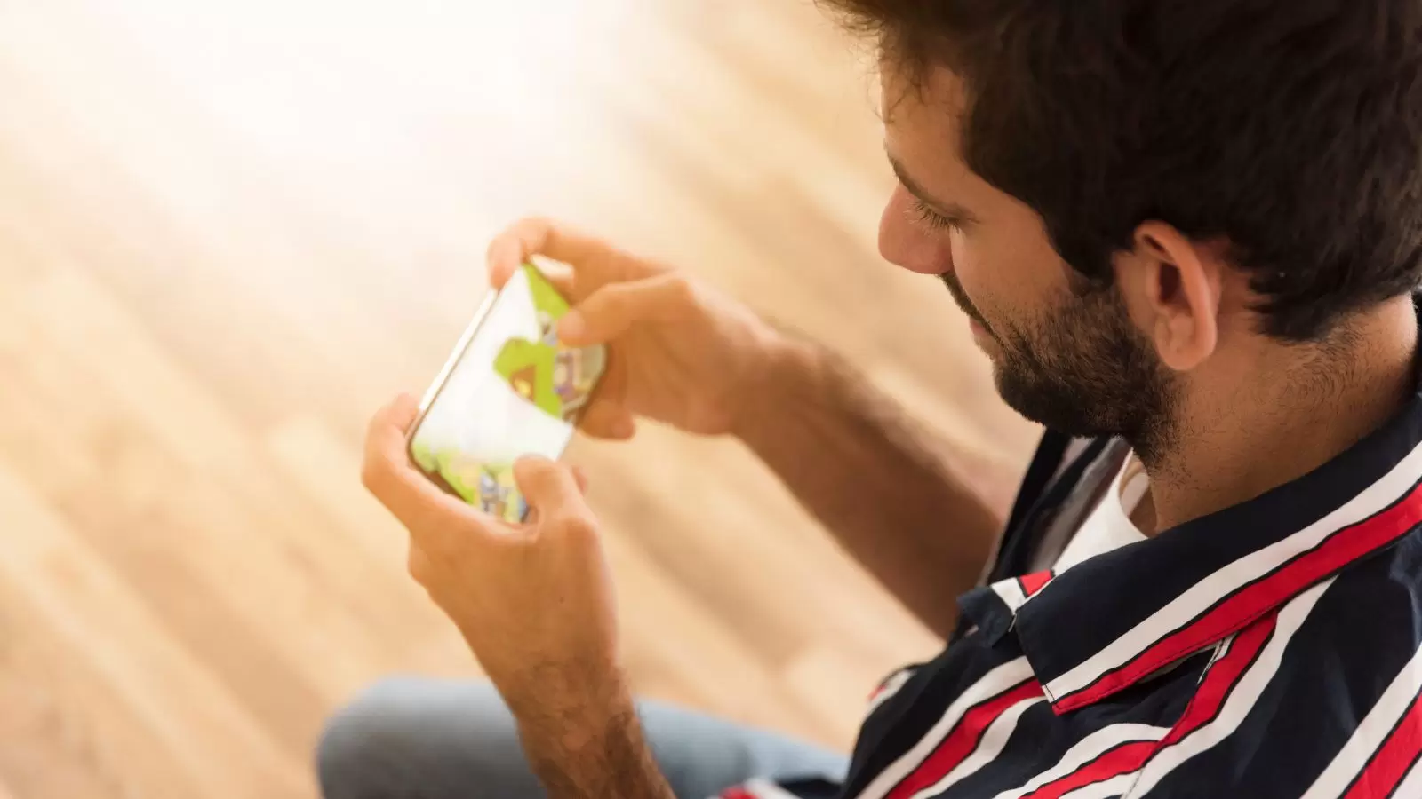 Homem jogando no celular