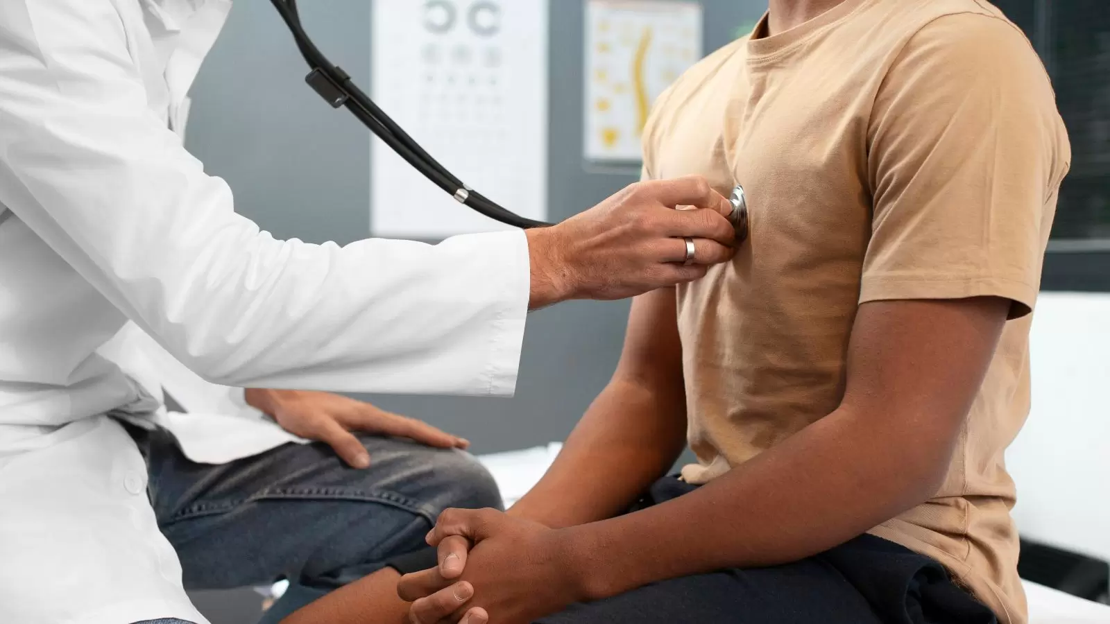 Médico usando estetoscópio em paciente
