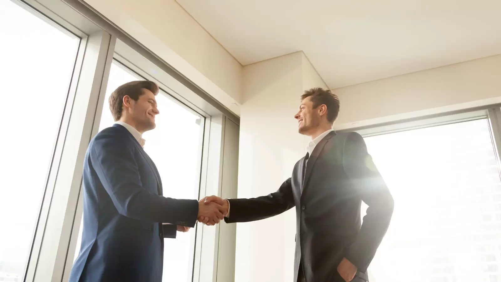 Homens apertando a mão