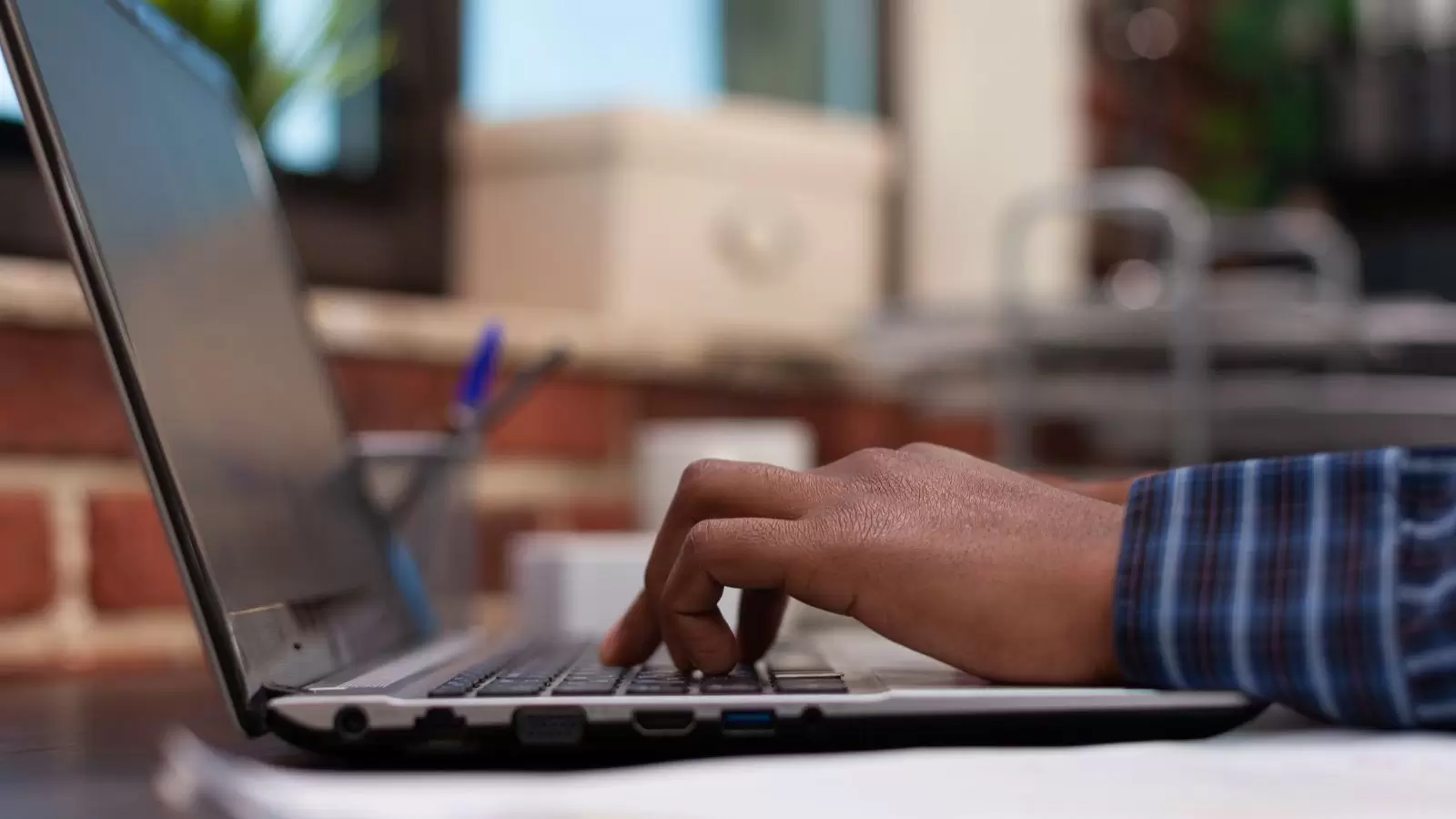 Pessoa mandando e-mail pelo notebook