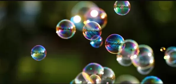 bolhas de sabão flutuando no ar