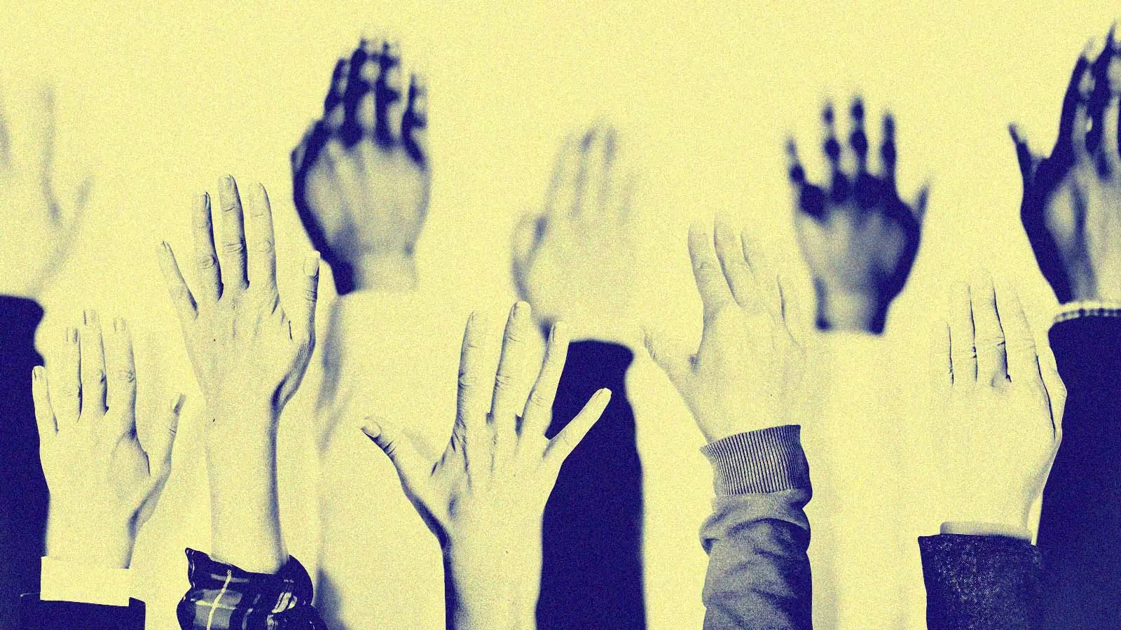 mãos levantadas em sinal de pedido de permissão para falar