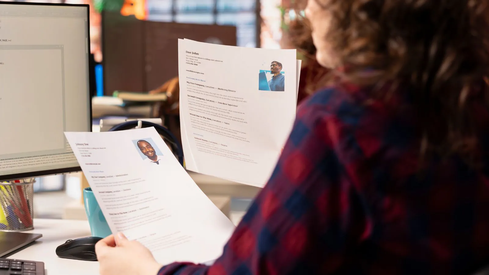 Recrutadora analisando currículos