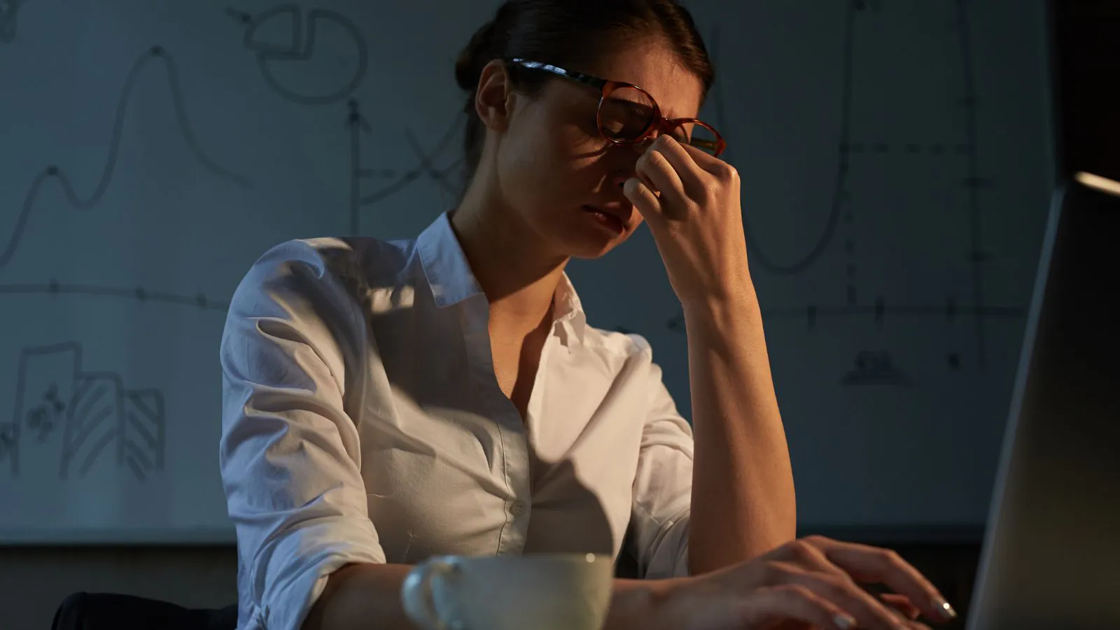 Mulher triste no trabalho