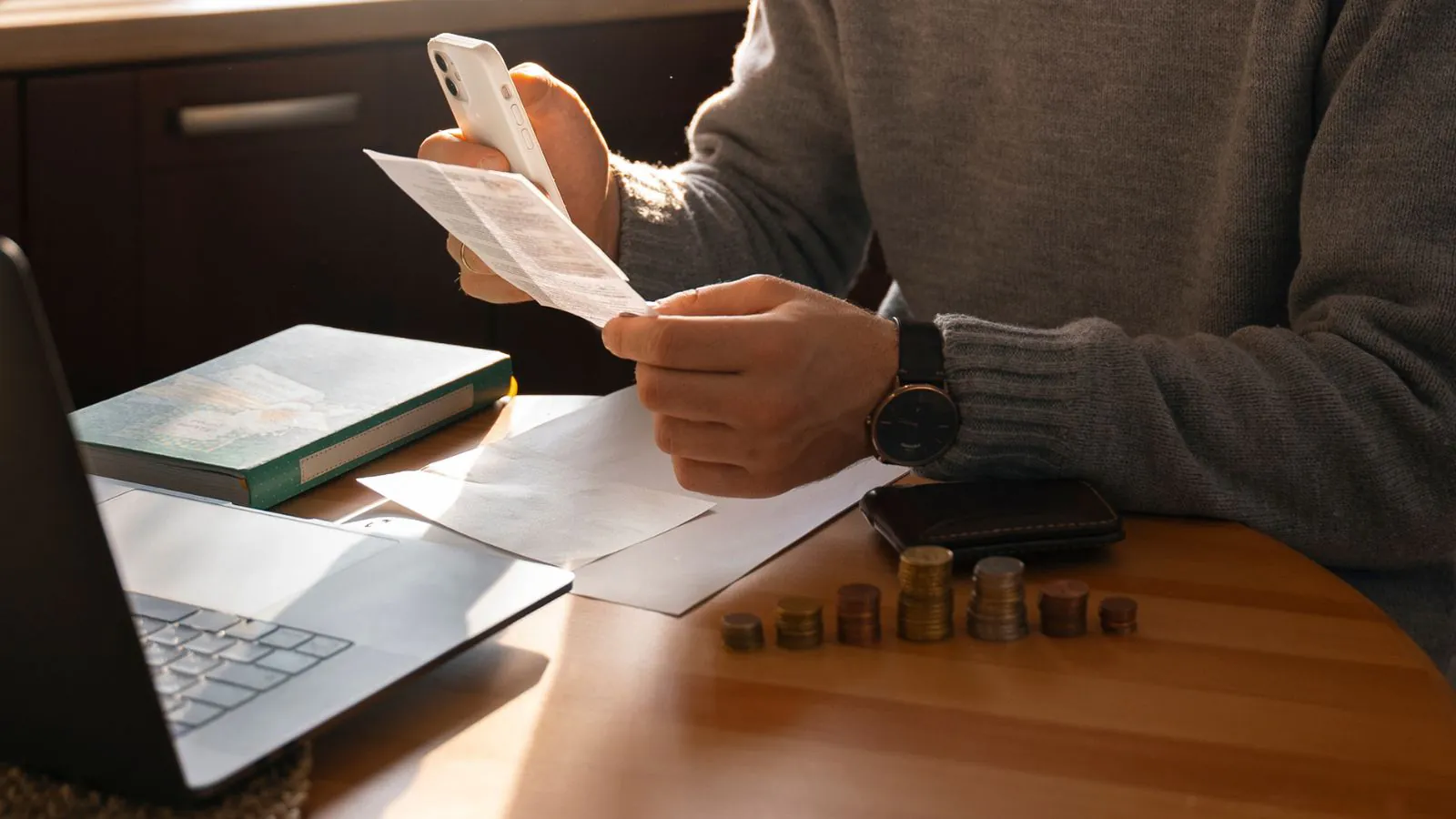 Homem organizando finanças