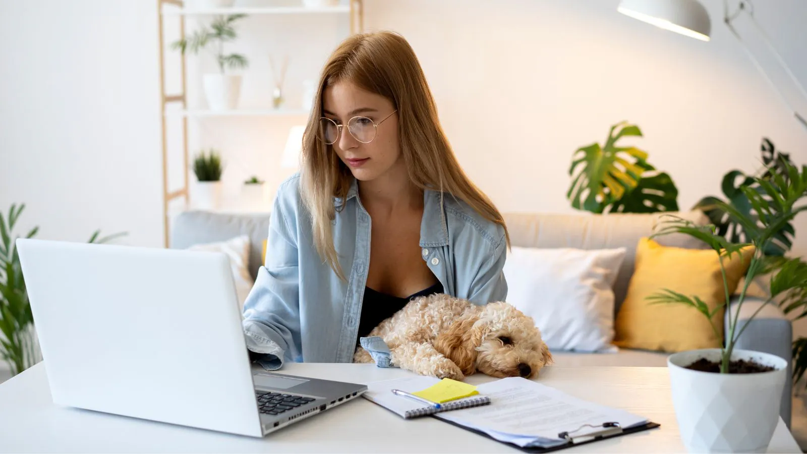 Mulher trabalhando no home office