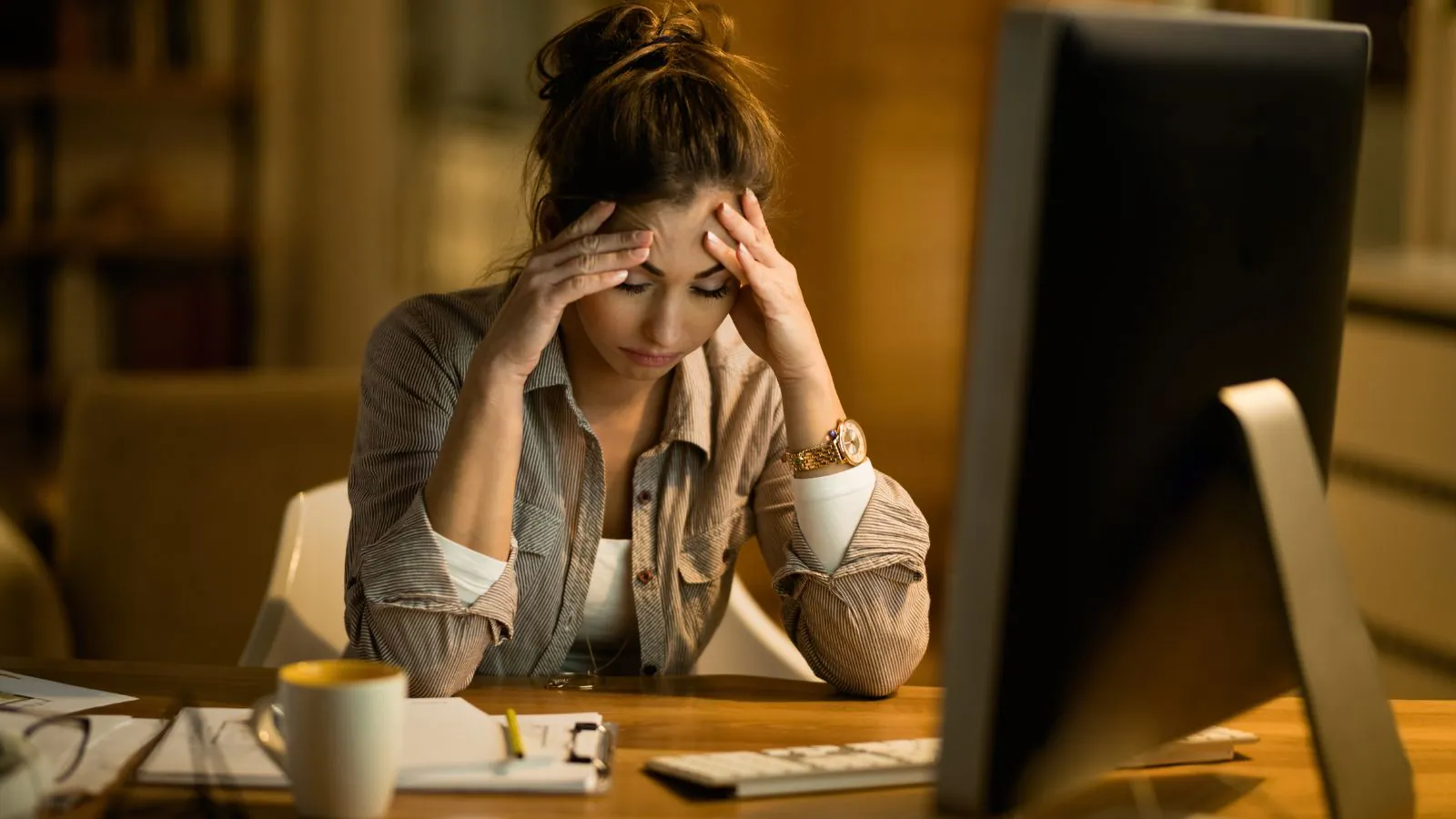 Mulher estressada no trabalho