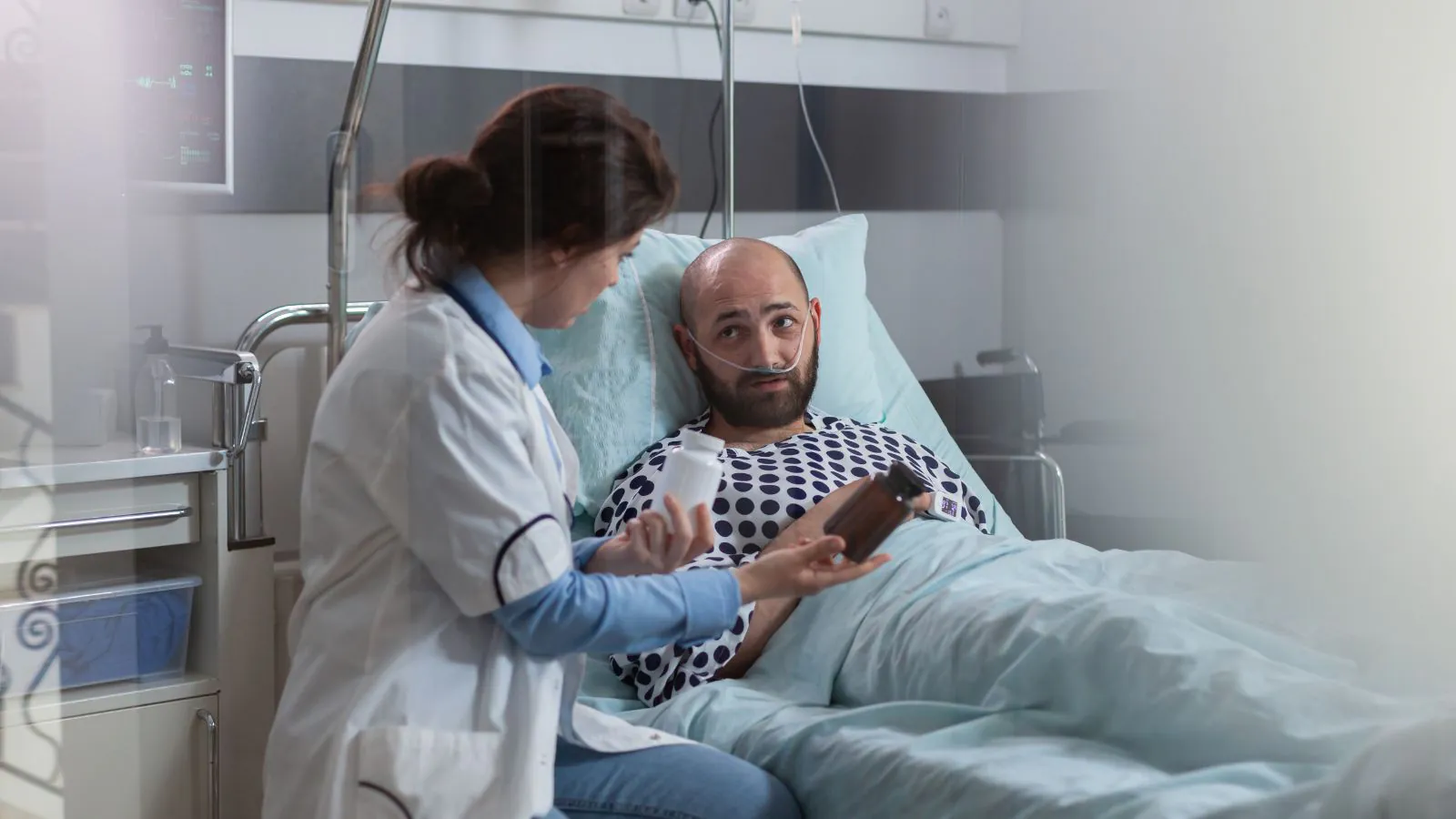 Homem em hospital com enfermeira