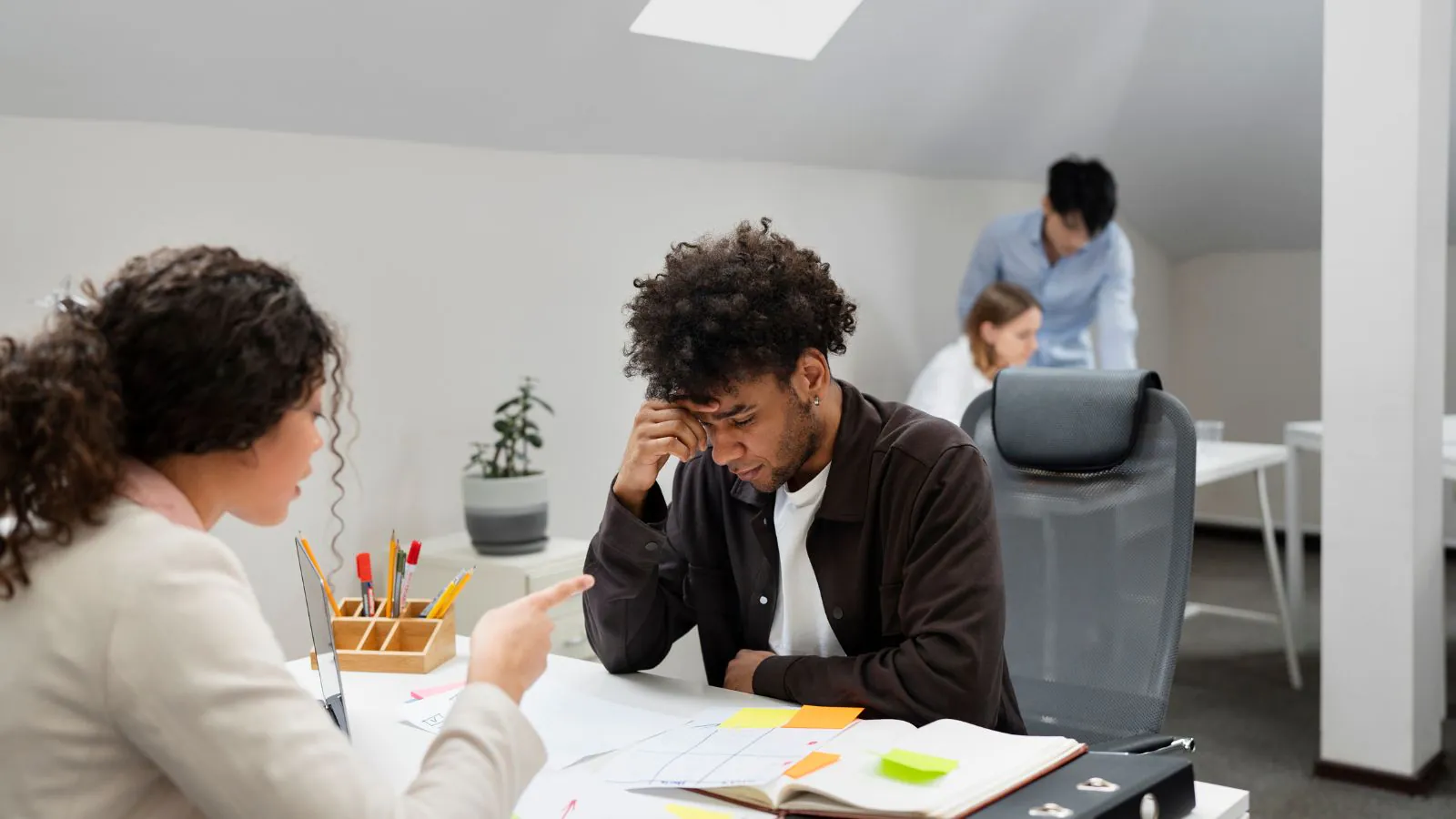 Equipe conversando trabalhos