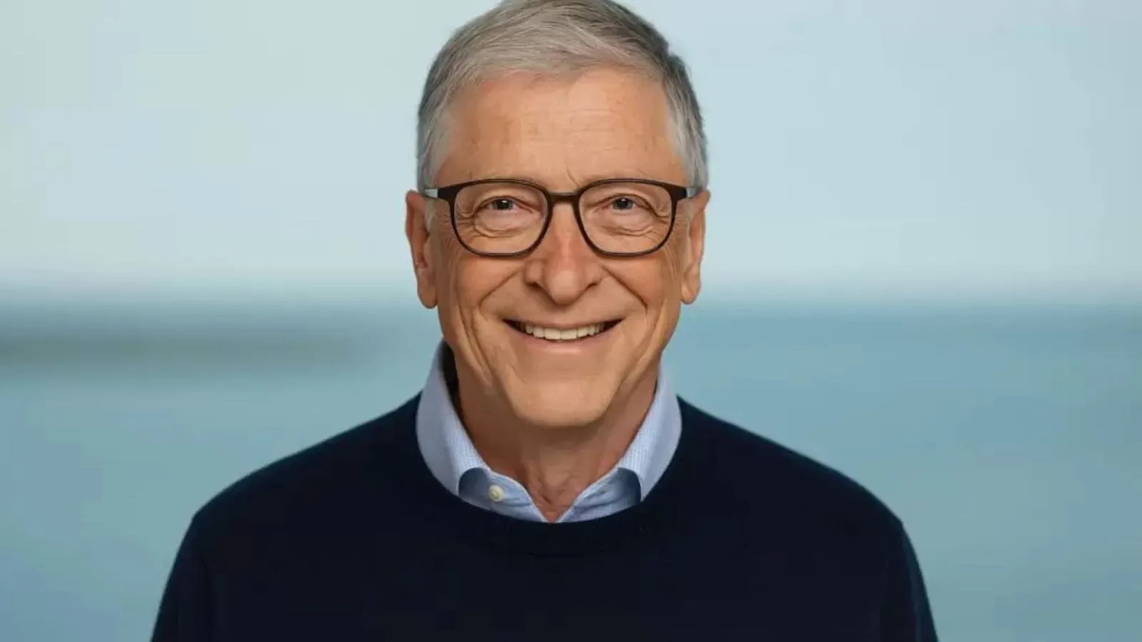 Bill Gates em fundo azul