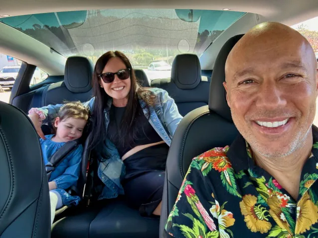 David Risher, CEO do Lyft, dirige um carro de aplicativo com  passageira e filho no banco de tr&aacute;s