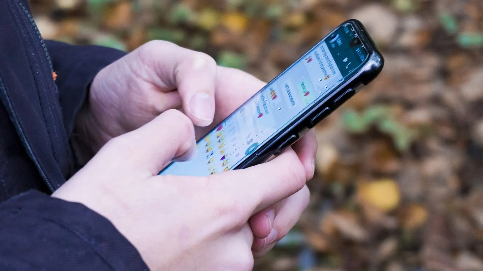 Pessoa mandando mensagem no WhatsApp