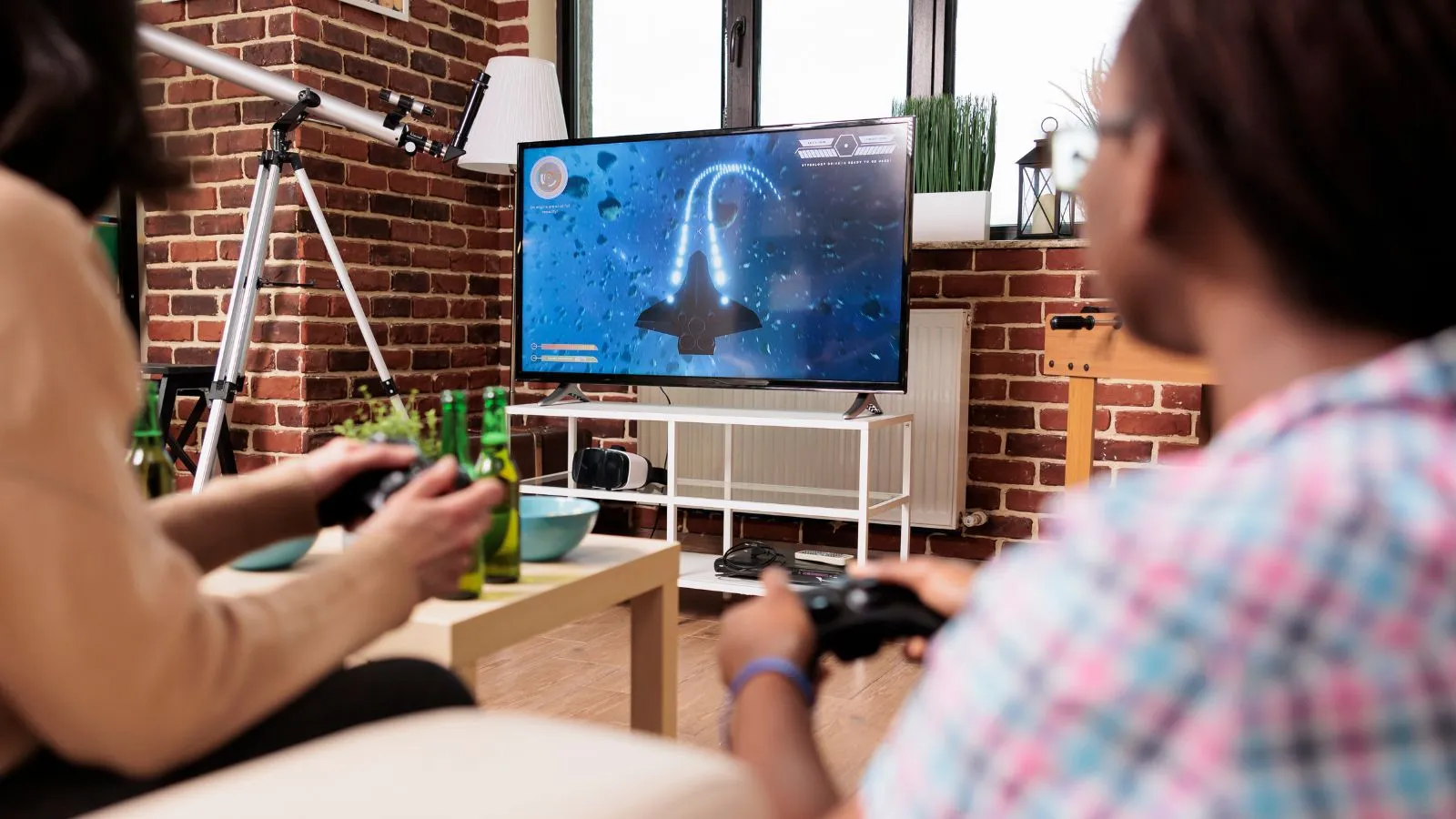 Dupla jogando videogame