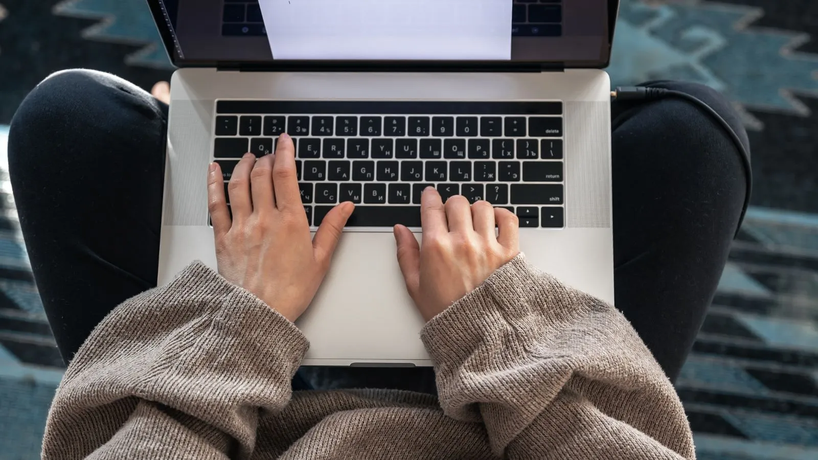 Pessoa digitando em notebook