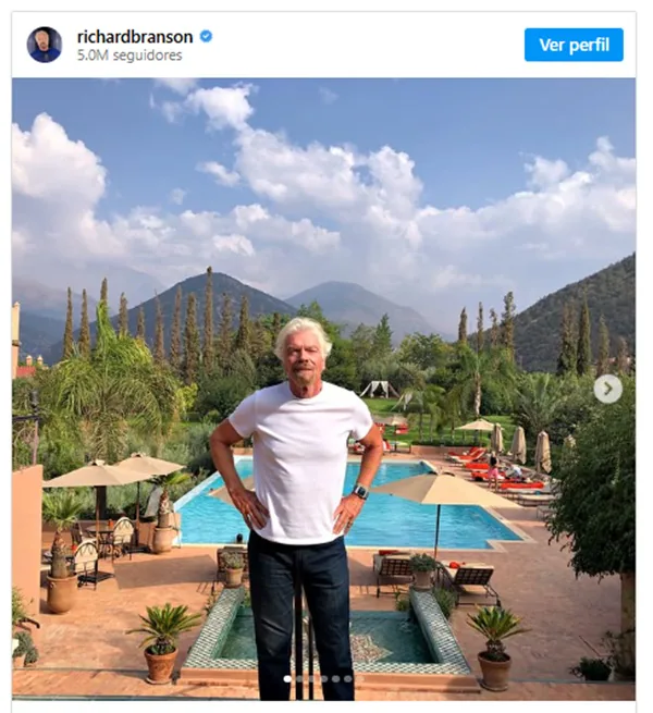 Richard Branson, do  Grupo Virgin, em frente &agrave; piscina