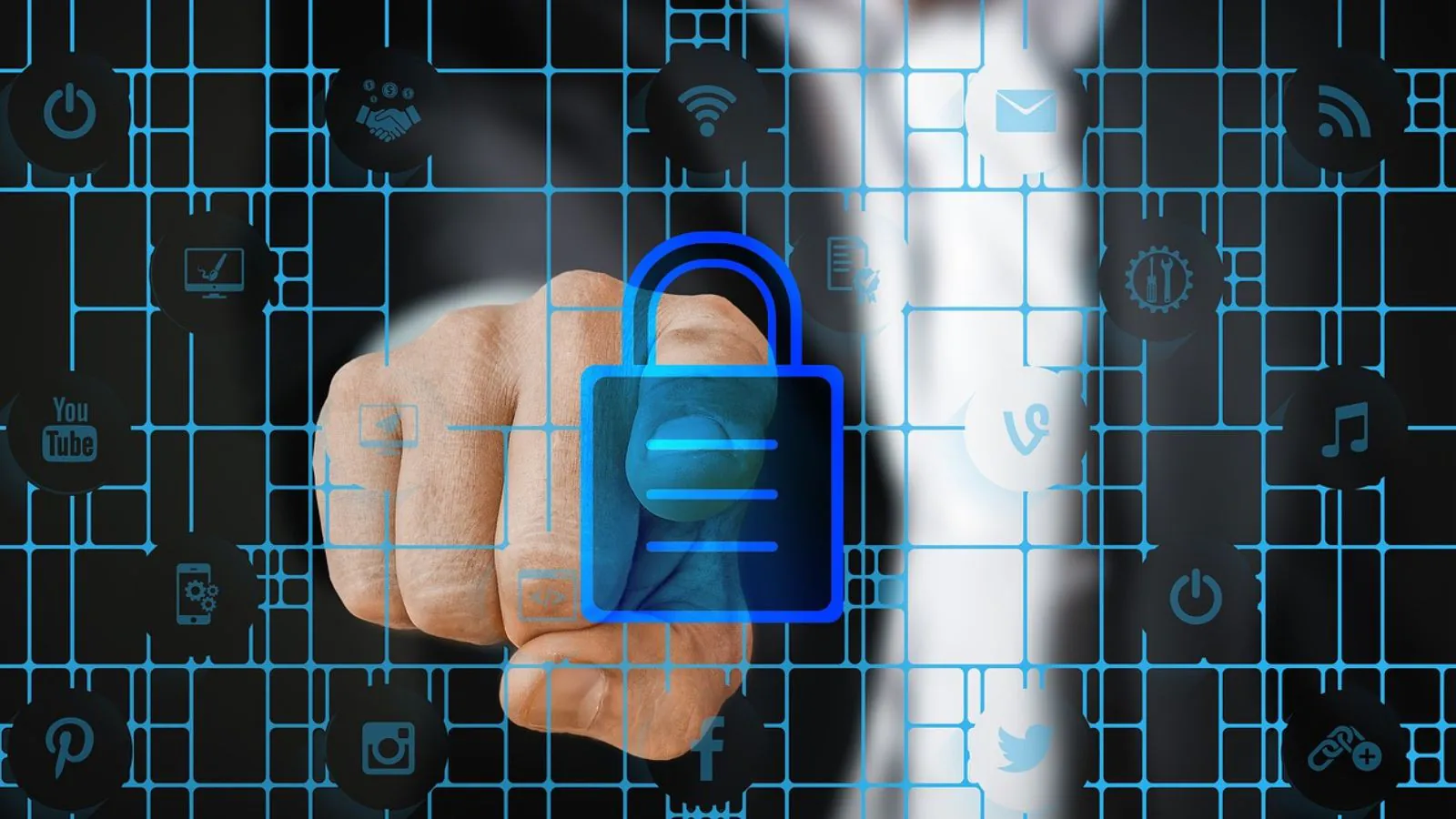 Homem apontando para cadeado azul na tela