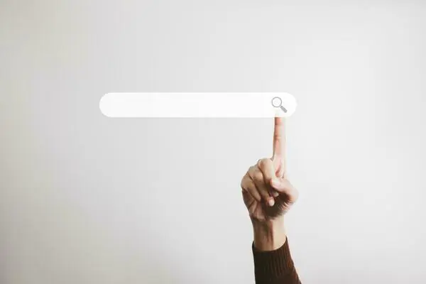 dedo clicando em tela para pesquisa na internet