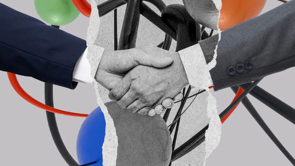 aperto de m&atilde;o sobre fundo de mosaico