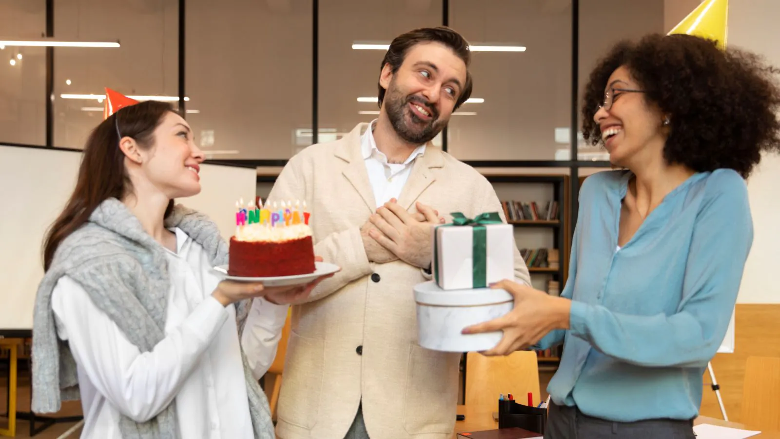 Chefe sendo presentado em aniversário