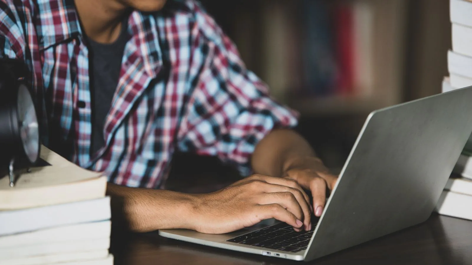 Estudante usando notebook