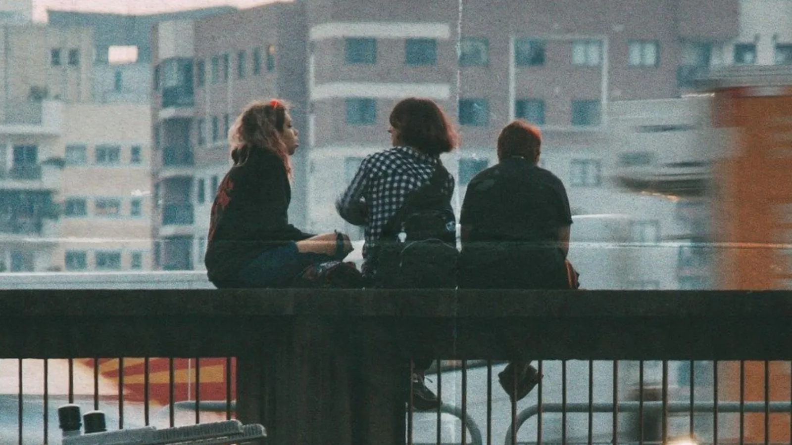 Amigos sentados de costa