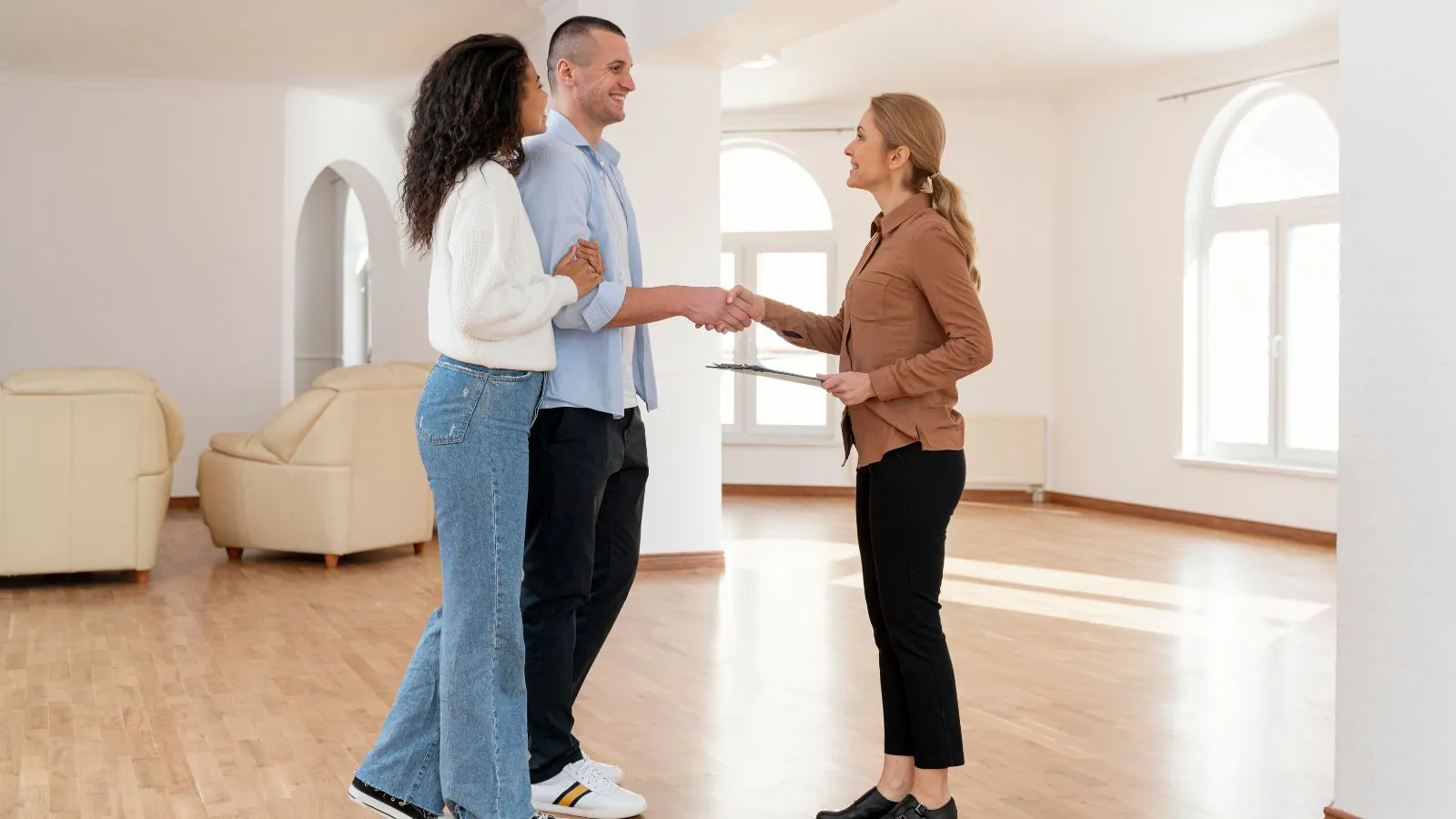 Casal alugando casa com proprietário