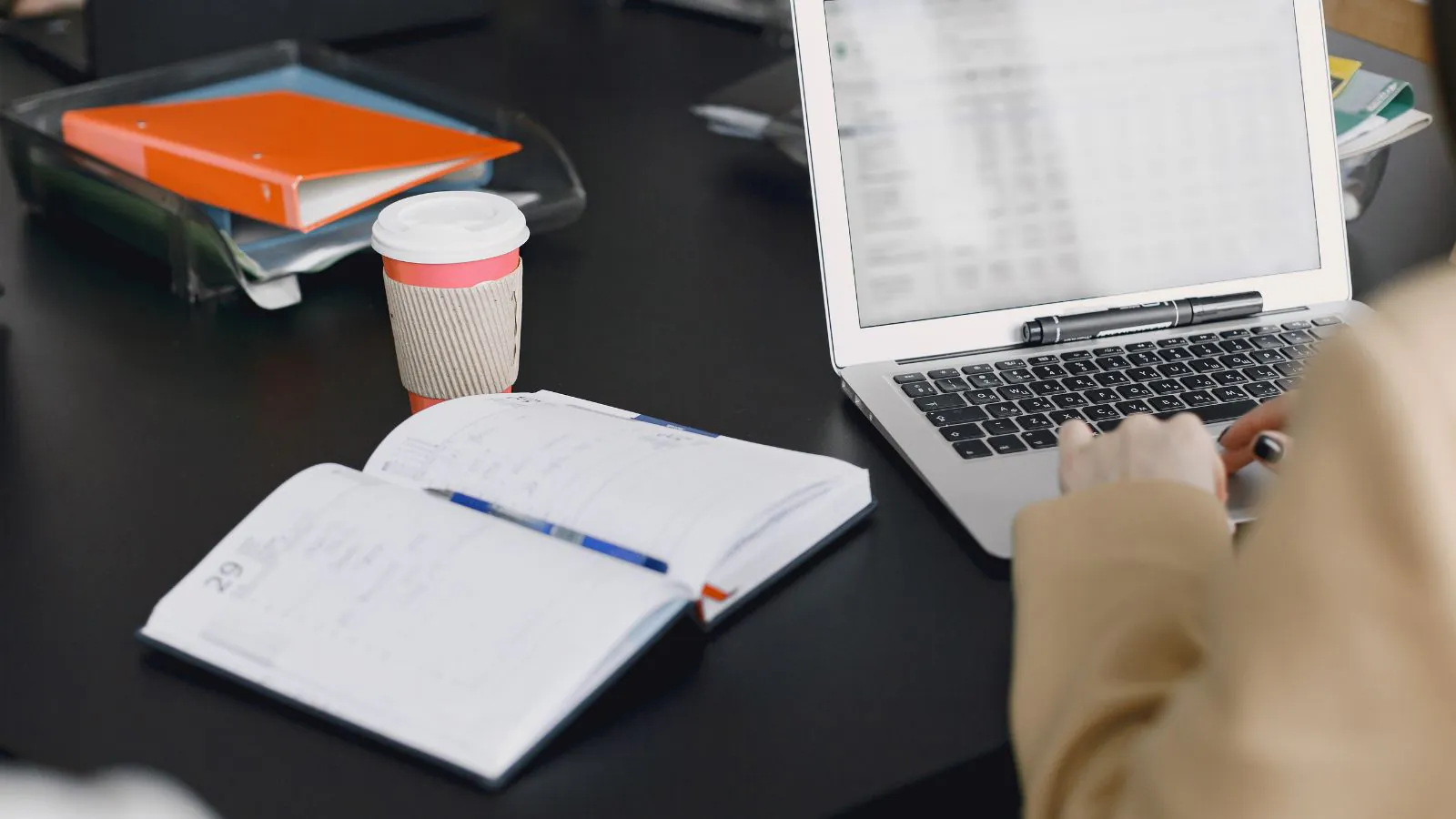 Jovem trabalhando com notebook