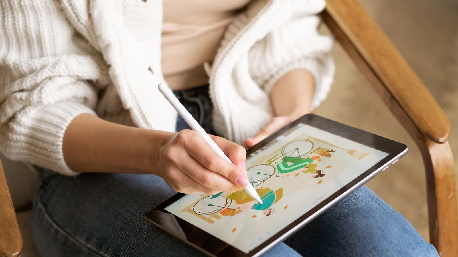 Mulher elaborando mapa mental em tablet