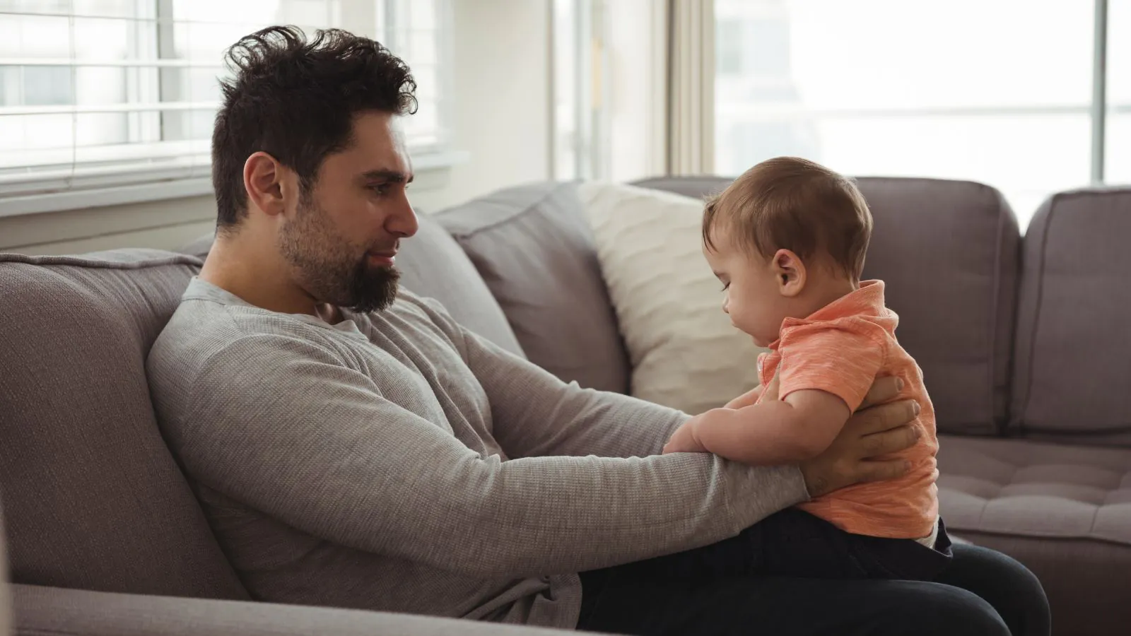 Pai com filho no colo