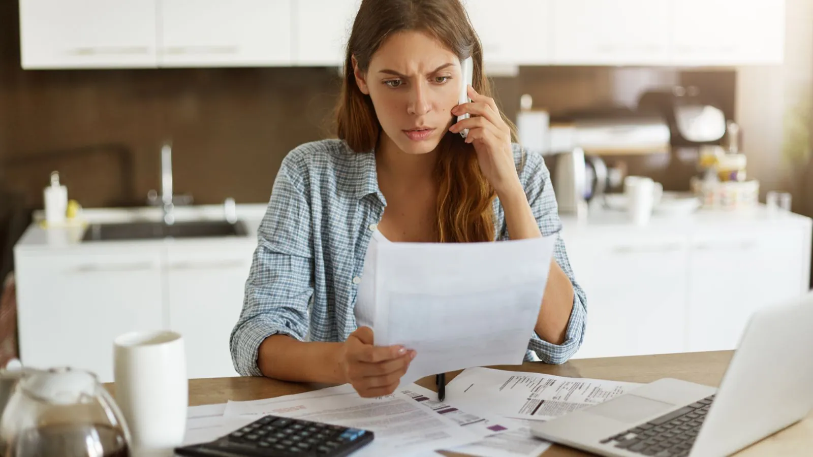 Mulher ligando para banco