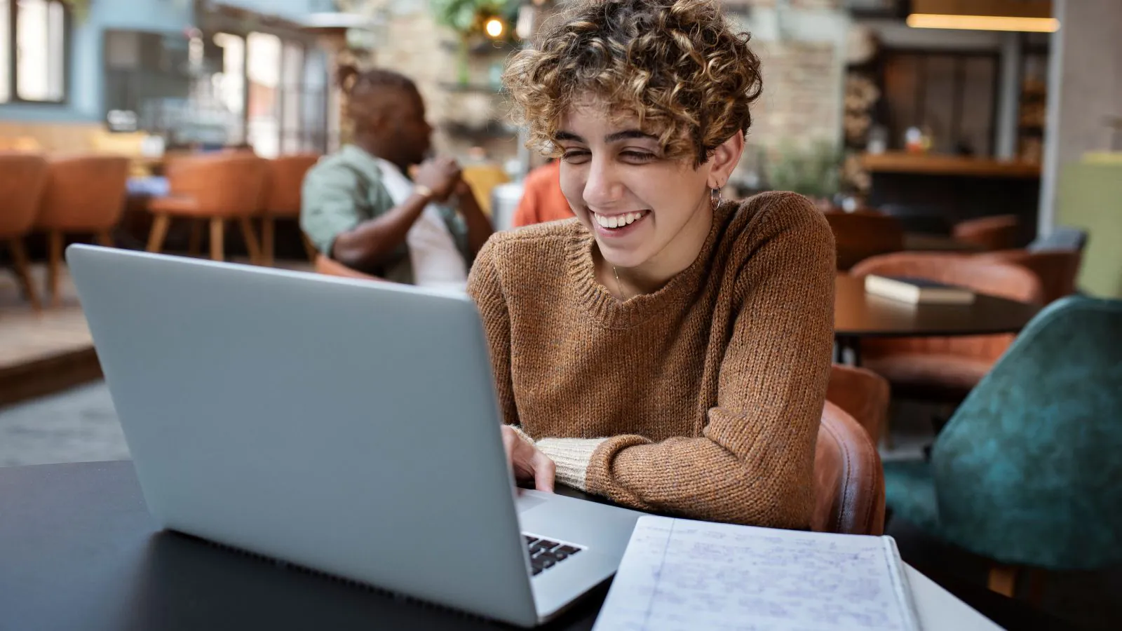 Jovem estudando com notebook