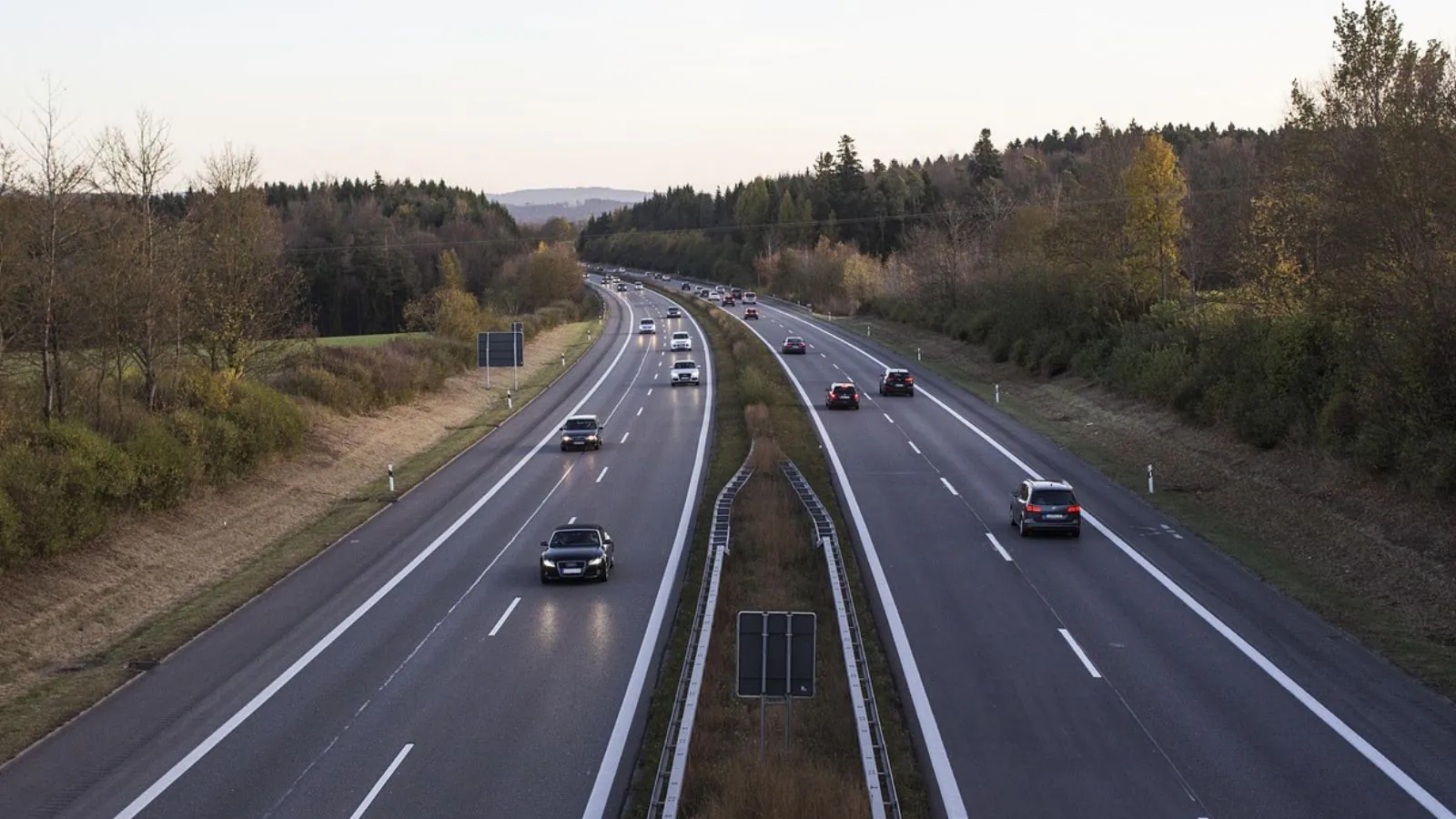 Carros em estrada