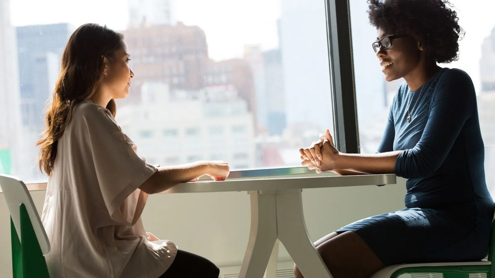 Mulher conversando em restaurante