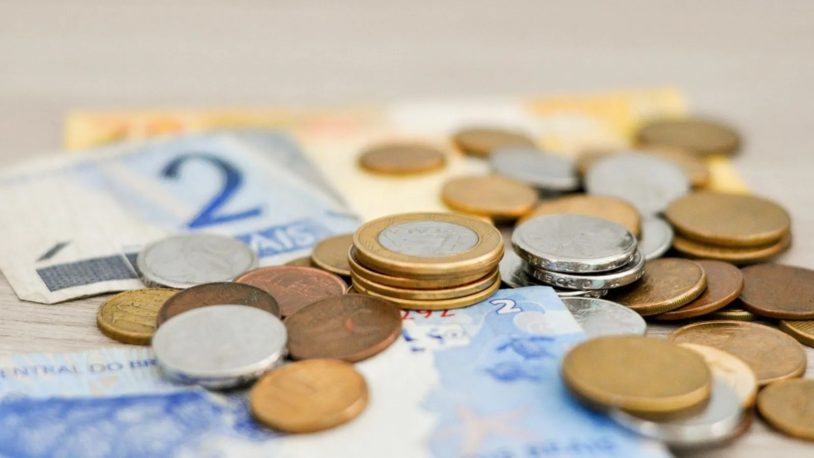 Dinheiro real e moedas