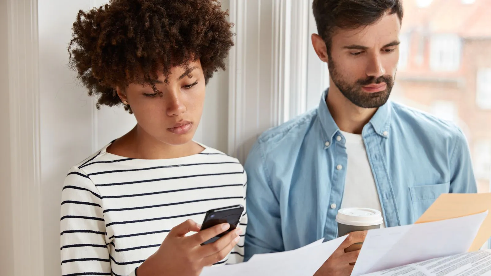 Casal pagando dívidas