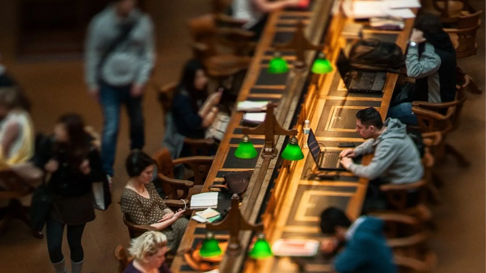 Estudantes em biblioteca