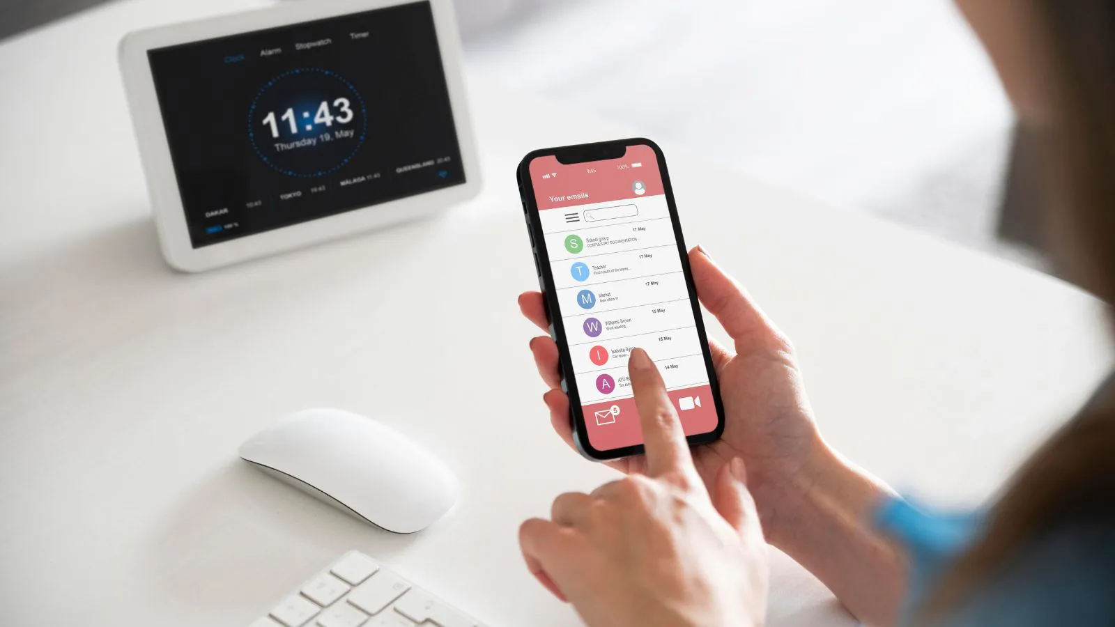 Celular cheio de notificações e alertas