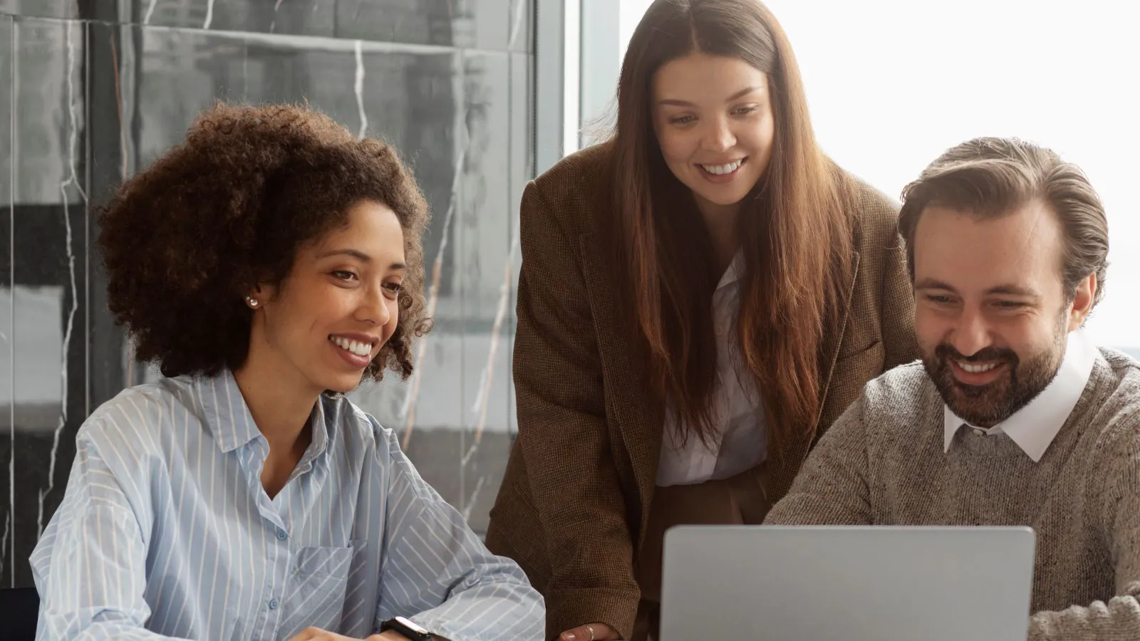 Homens e mulheres trabalhando