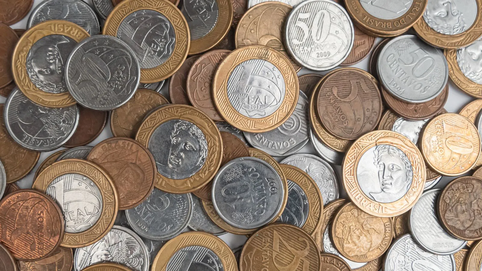 Moedas de 1 real e cinquenta centavos