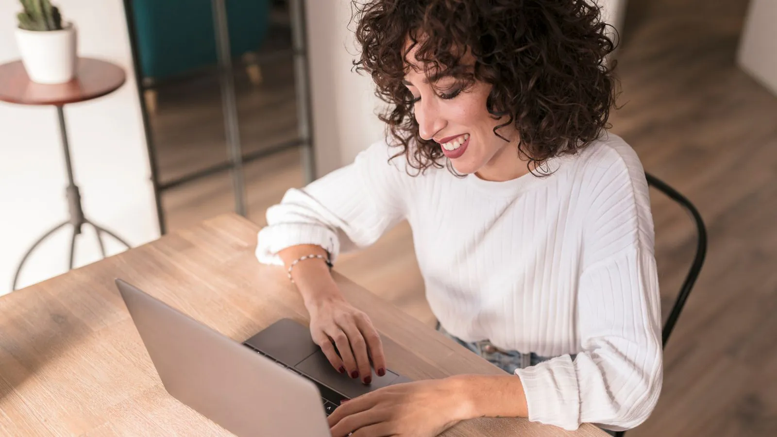 Mulher trabalhando em notebook