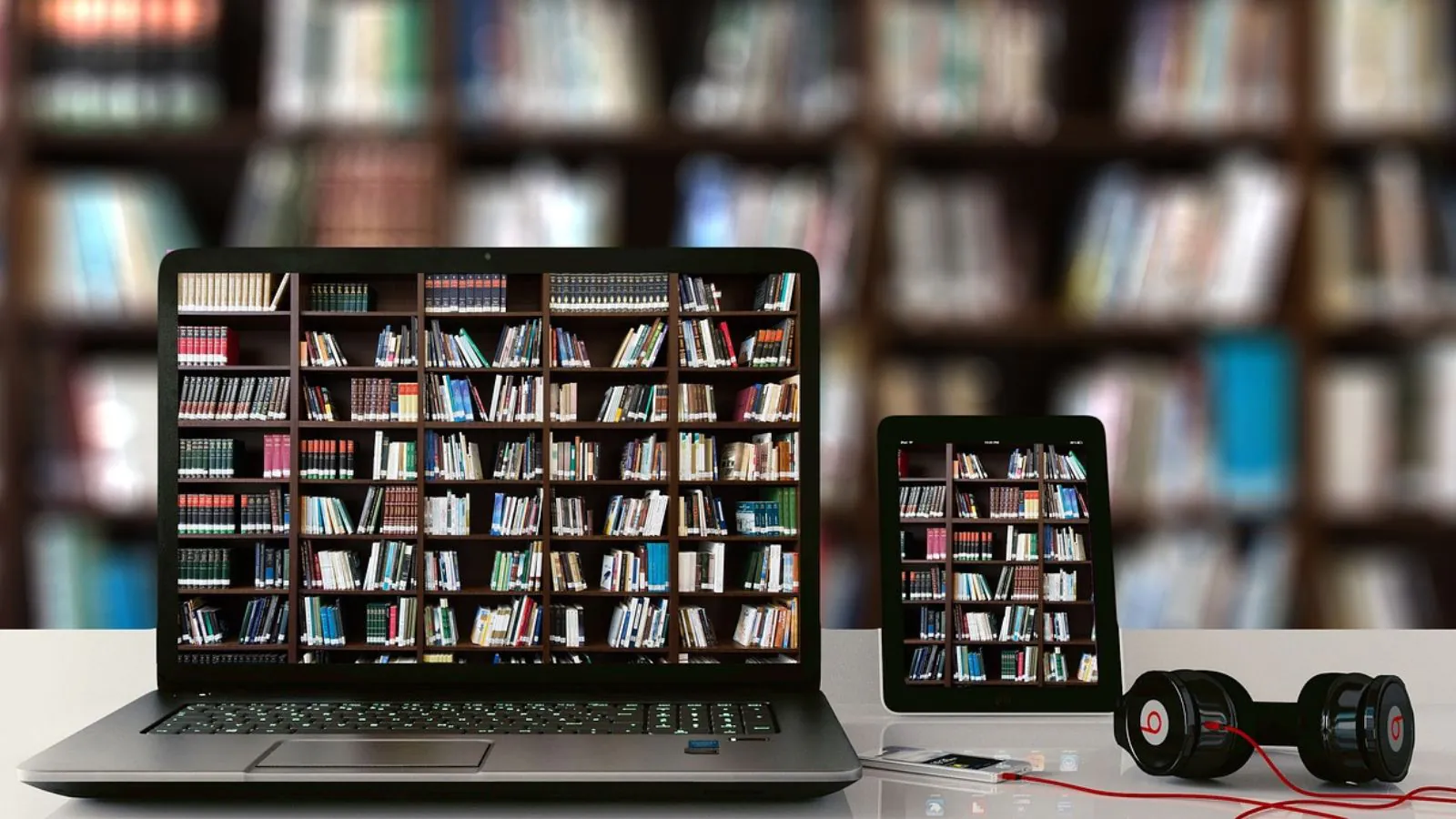 Foto de biblioteca em notebook e tablet