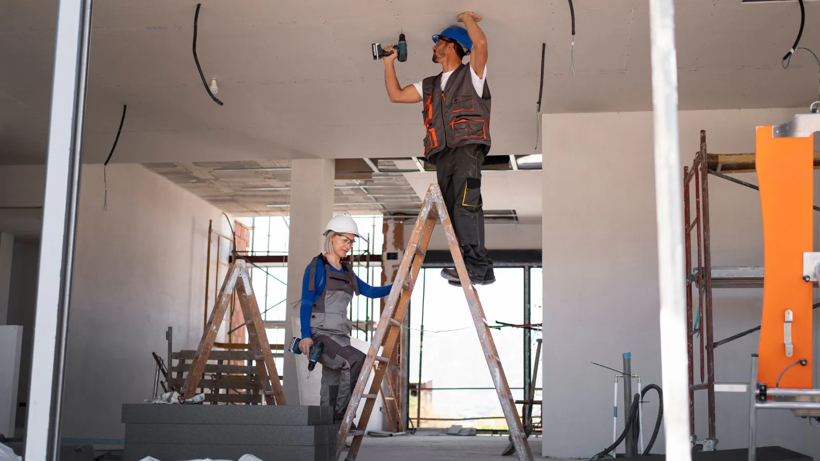 Trabalhadores reformando casa